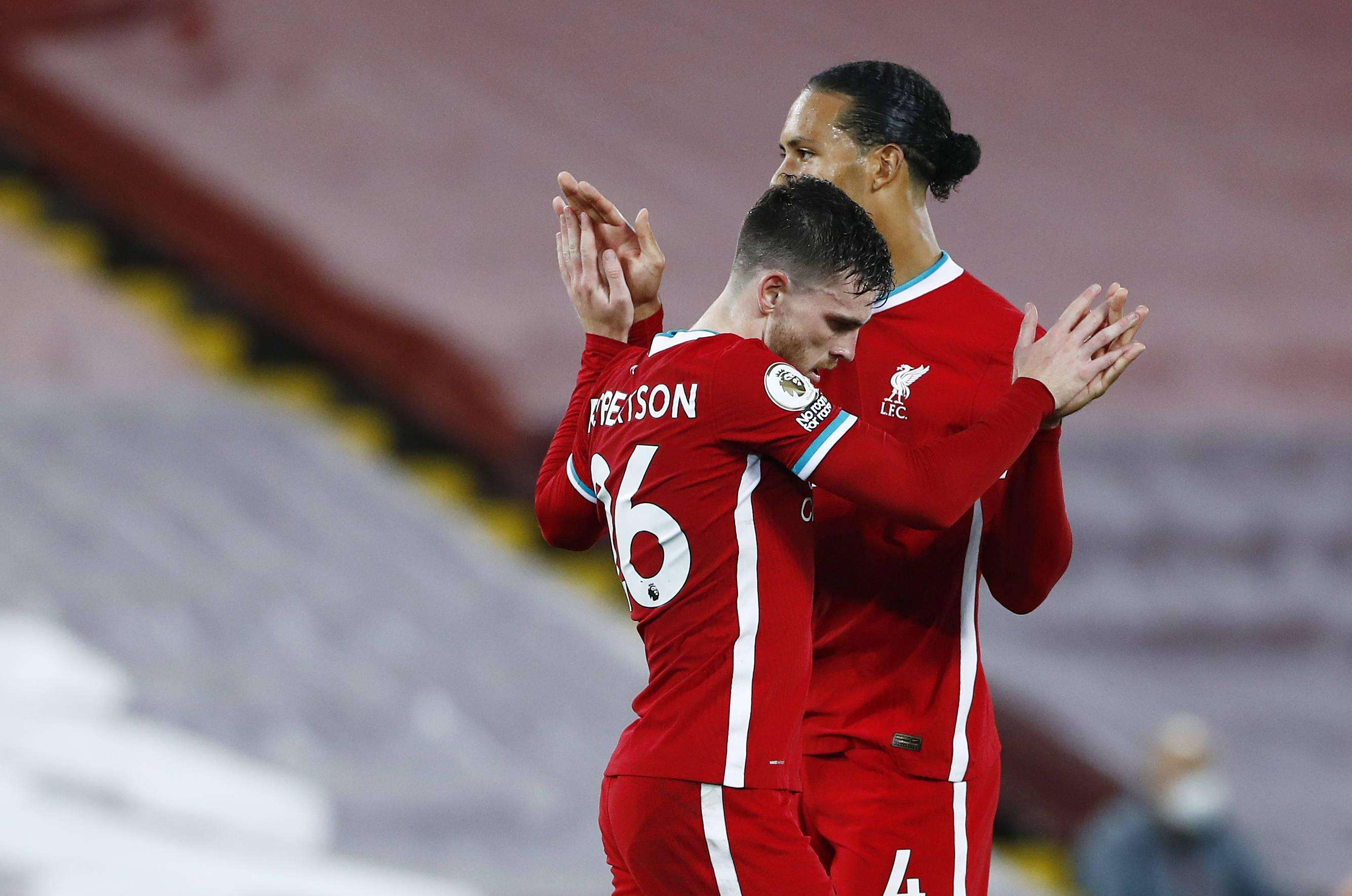 在中场控球 在中场控球